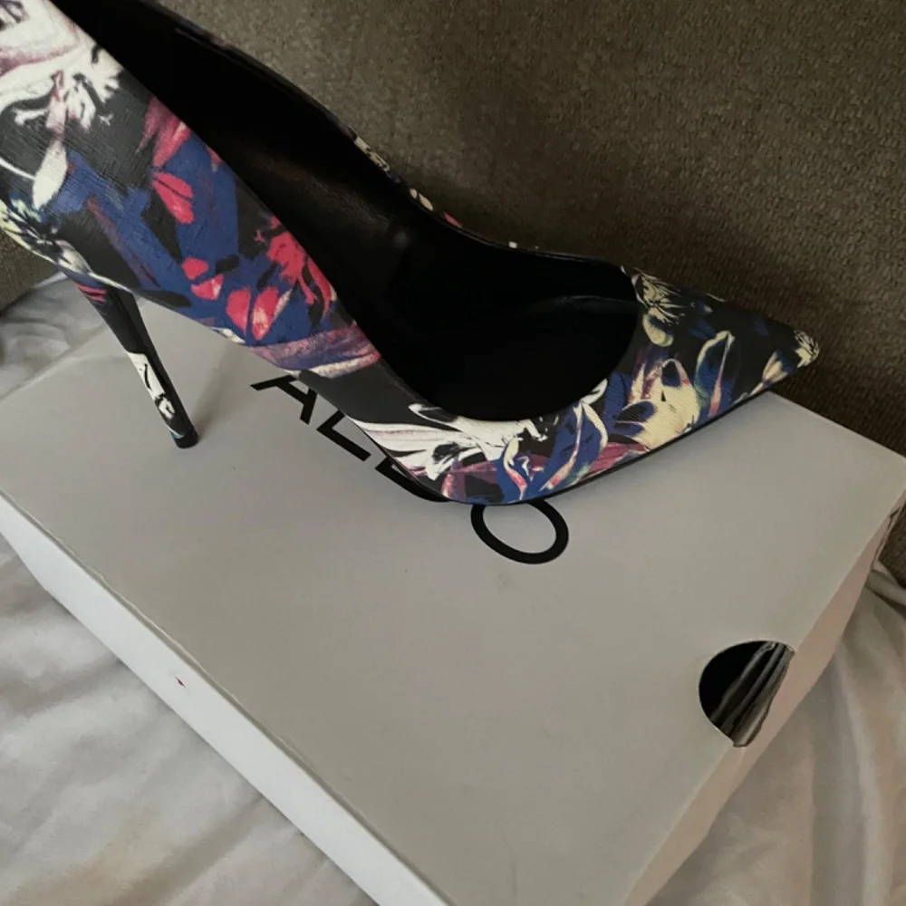 Shoes - Picture 5 of 9